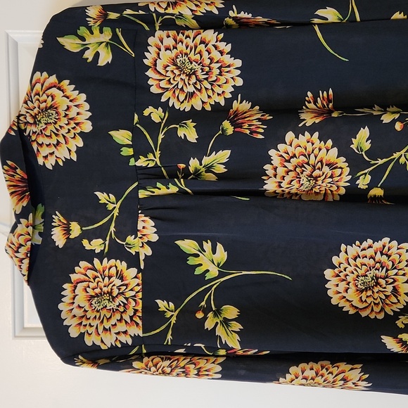 CAbi Navy Floral Button Down Shirt Size M - Picture 4 of 7